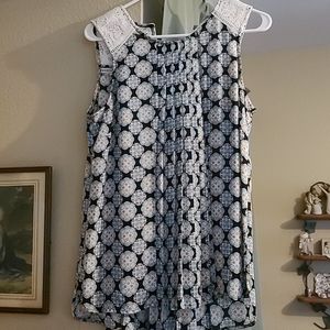 Adorable blouse w/lace